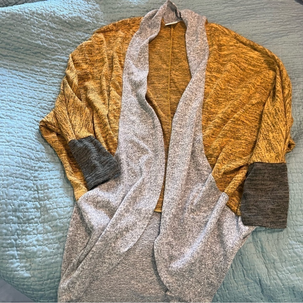 Daytrip size Large Black, gold, grey cardigan. Dolman sleeve, cocoon sty…​​​​​​ - Picture 5 of 6